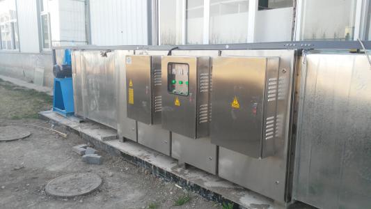 光解凈化設備 造紙廠制漿廢氣處理設備設計安裝利用UV光解凈化設備發出特制的高能UV紫外線光束照射惡臭氣體，裂解H2S、硫化物、VOC類、苯、甲苯、二甲苯的分子鏈結構，使有機或無機高分子惡臭化合物分子鏈，在高能紫外線光束照射下，降解轉變成低分子化合物，如CO2、H2O等。利用高能UV光束裂解惡臭氣體中細菌的分子鍵，破壞細菌的核酸（DNA），再通過臭氧進行氧化反應，徹底達到脫臭及殺滅細菌的目的。