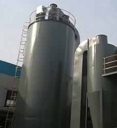 　含焦油霧滴的焦爐煤氣從電捕焦油器下部進入正六角邊蜂窩管，從器上部出來。蜂窩管設置為高壓非勻場電場，蜂窩管為正極(又稱為沉淀極)，蜂窩管中心設有導線(不銹鋼絲)為負極(又稱為電暈極)，煤氣分子在高壓電場的作用下發生電離，在電暈極周圍發生急劇碰撞，產生大量正、負離子，在電暈極以外只有負離子，因而是捕焦油器內部大部分空間內焦油霧滴變為帶負電子的質點，向沉淀極移動，由于管壁與設備外殼接地，帶負電荷的焦油質點到達管壁后放電沉淀于管壁上并集聚器底排出，從而達到除去煤氣中焦油霧滴的目的。