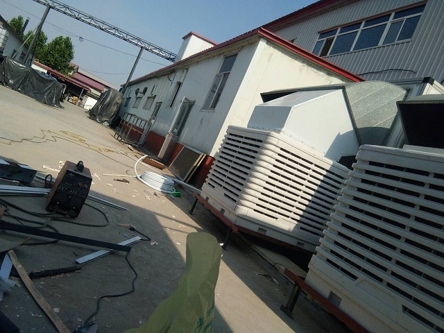 濕簾冷風機和風機水簾降溫系統是目前利用水蒸發原理降溫的兩種重要方式，在國內車間降溫，廠房降溫，養殖場降溫，溫室大棚中都能見到。濕簾冷風機與風機水簾降溫系統都是利用軸流風機的負壓原理加速了濕簾的水蒸發效率，并將涼氣鼓入或吸入室內形成降溫的不同方式實現形式。原理一致，都是水蒸發降溫；外形不一樣，因為濕簾冷風機是由外向內鼓涼氣，風機水簾降溫系統是由風機將室內熱空氣外排，同時將濕簾處降溫后的涼氣吸入室內。