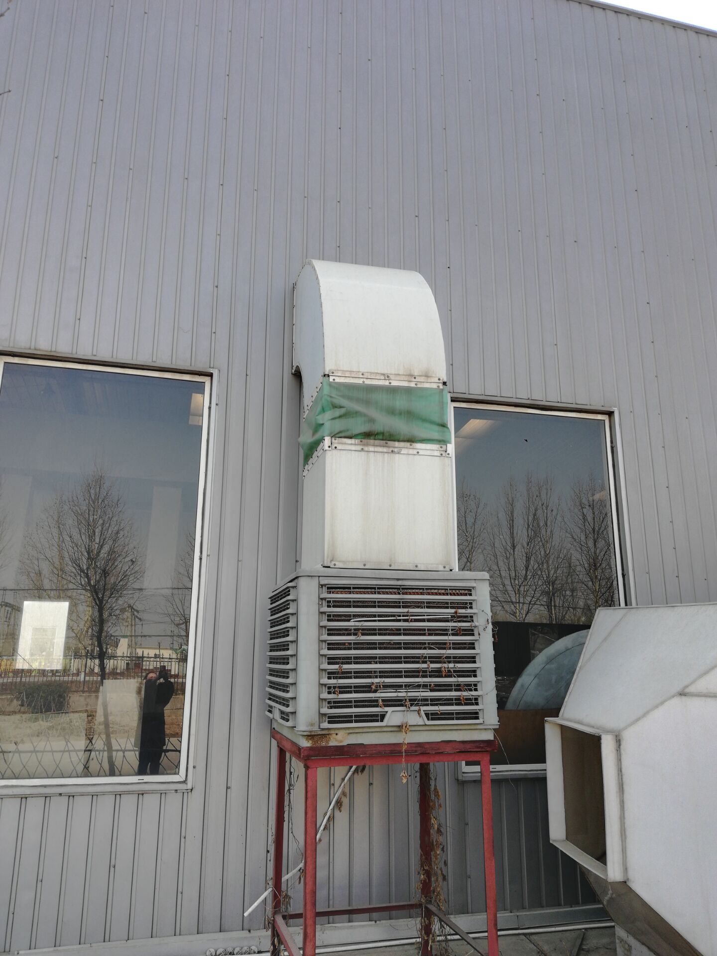 水簾風(fēng)機(jī)安裝在車間等密閉大型工廠，作為抽風(fēng)換氣用；與濕簾搭配，安裝于車間內(nèi)迅速降溫，同時(shí)具有一定的濕度；放在地上或者掛在空中，使用在大型車間，作為排風(fēng)扇使用，通常情況下1000平左右的大型空間，四臺(tái)風(fēng)機(jī)即可達(dá)到滿屋通風(fēng)降溫的效果。 負(fù)壓風(fēng)機(jī)是運(yùn)用空氣對(duì)流，負(fù)壓換氣的原理來(lái)設(shè)計(jì)，安裝在通風(fēng)不良的對(duì)向，可以將室內(nèi)停滯不重的熱氣、異味、烏煙、穢氣，在較短的時(shí)間內(nèi)迅速排出室外，使室內(nèi)溫度降低到與室外溫度相同，卻能感覺到比室外更涼爽。