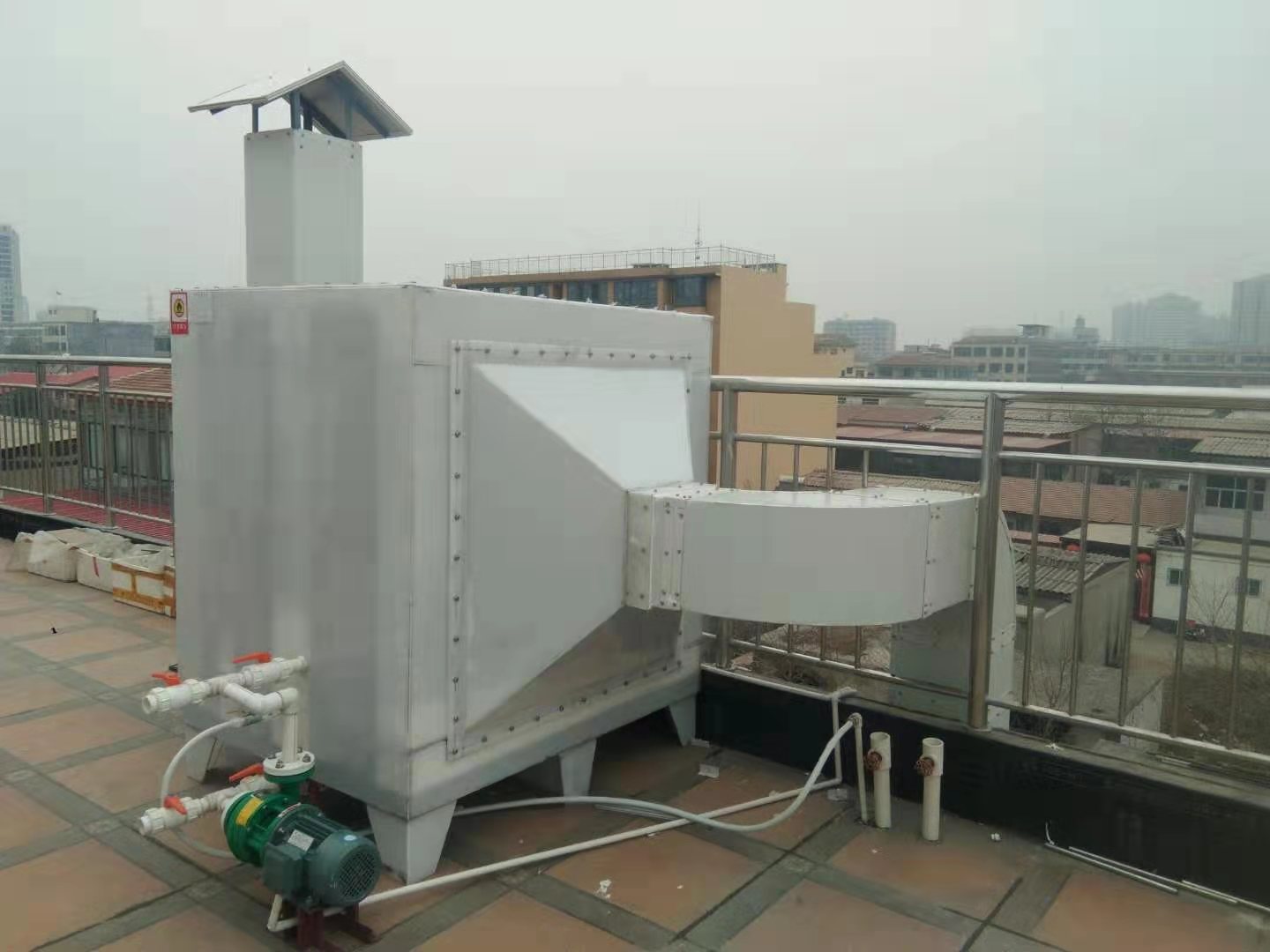 電線電纜廠廢氣異味處理采用設(shè)備方案，活性炭吸附塔,是一種經(jīng)濟(jì)實(shí)用型有機(jī)廢氣的凈化與治理裝置;是一種廢氣過濾吸附異味的環(huán)保設(shè)備產(chǎn)品。
