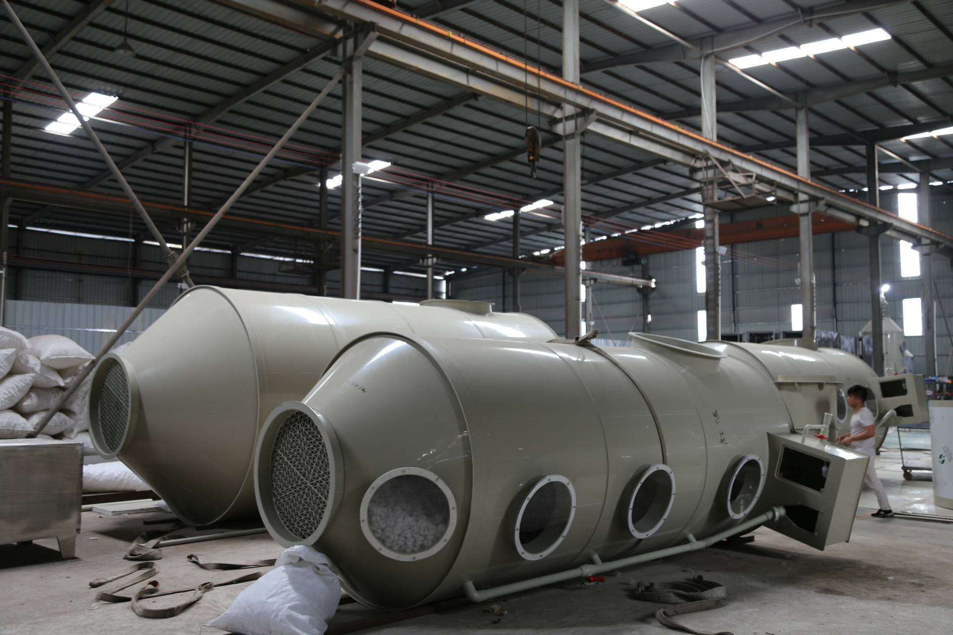 　噴淋塔是一種新型的工業廢氣處理設備，采用新型PP材質（聚丙烯）。它是在可浮動填料層工業廢氣凈化器的基礎上改進而產生的，廣泛應用于工業廢氣處理、除塵等方面的前處理，凈化效果很好,是目前酸堿廢氣處理中常用也實用的一款處理設備。